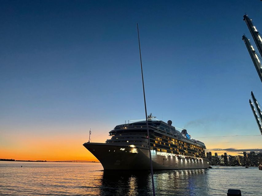 Miami Skyline Sightseeing Cruise and Millionaire Mansions - Why the Miami skyline cruise works so well at dusk