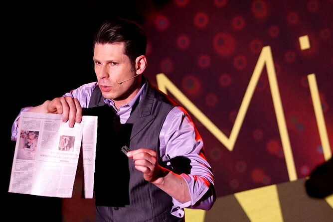Mike Hammer Comedy Magic Show at the Four Queens Hotel - Mike Hammer at the Canyon Club, Downtown Las Vegas