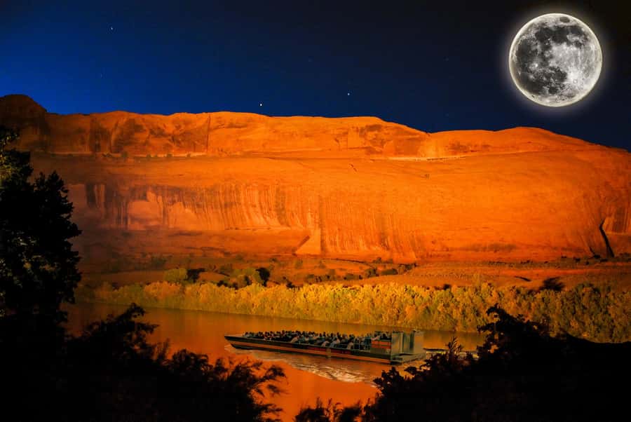 Moab: Colorado River Dinner Cruise with Music and Light Show - Boarding the Flat-Bottom Boat and Letting the Guide Drive