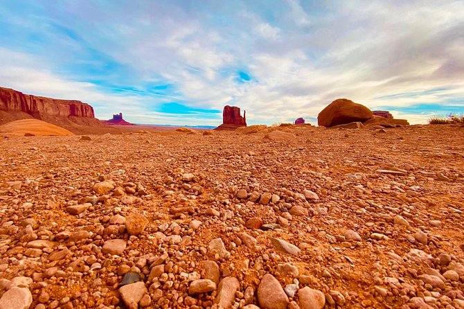 Monument Valley Backcountry Tour - Big Hogan Arch, Moccasin Arch, and the Live Performance Moment