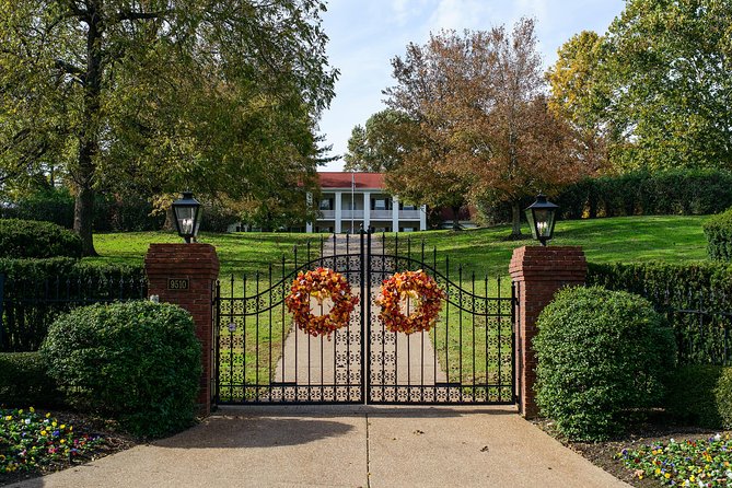Nashville "Homes Of The Stars" Narrated Bus Tour with 30+ Celebrity Homes - How the Guide Keeps It Fun, Not Just Informational