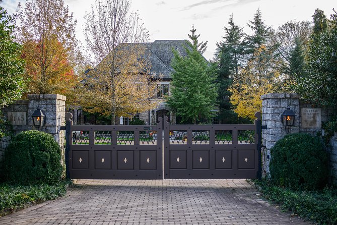 Nashville "Homes Of The Stars" Narrated Bus Tour with 30+ Celebrity Homes - Weather, Comfort, and What to Wear on a Coach