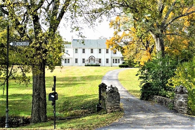 Nashville "Homes Of The Stars" Narrated Bus Tour with 30+ Celebrity Homes - Boarding at 108 1st Ave S, and Why the Small Group Matters