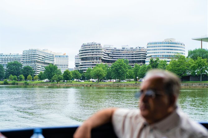 National Mall Tour with 10+ Stops, Boat Cruise, Entry Tickets - Where to meet, where the tour ends, and how the day moves