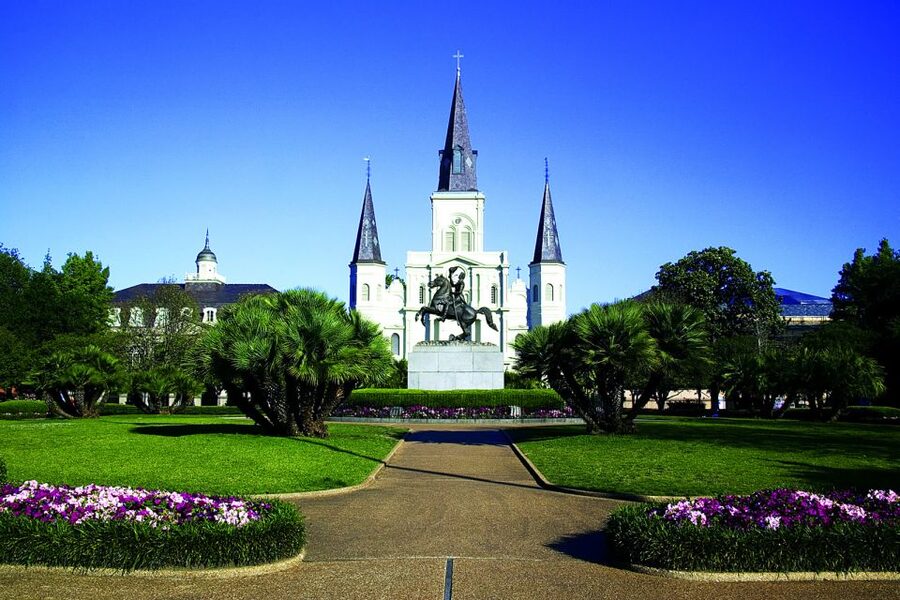 New Orleans: 2-Hour 15-Minute City and Cemetery Tour by Bus - The Garden District: beautiful streets, big stories