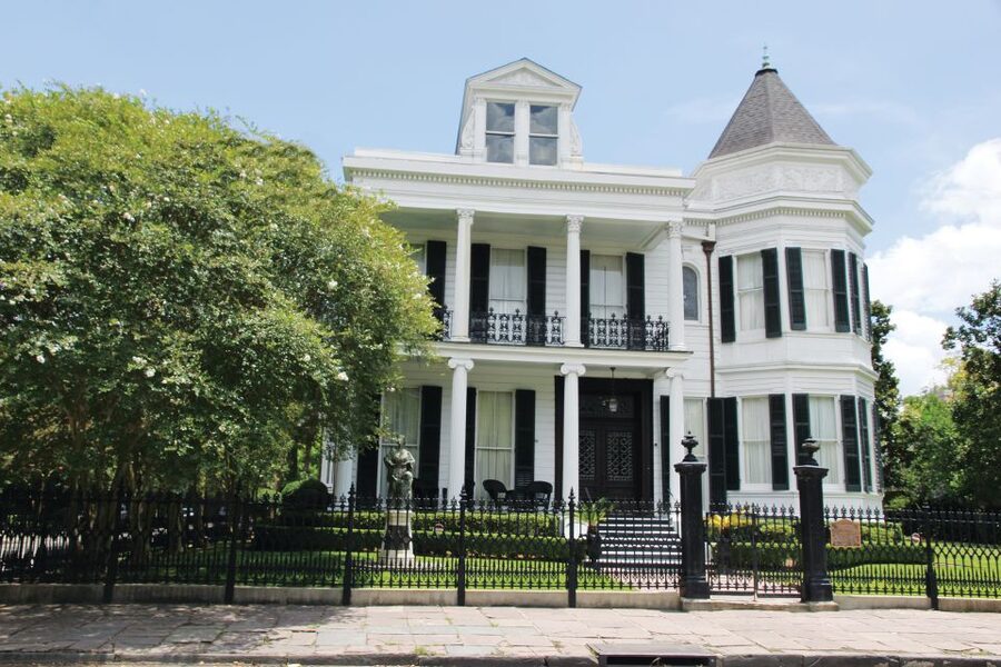 New Orleans: 2-Hour 15-Minute City and Cemetery Tour by Bus - Group size, comfort, and what could go wrong