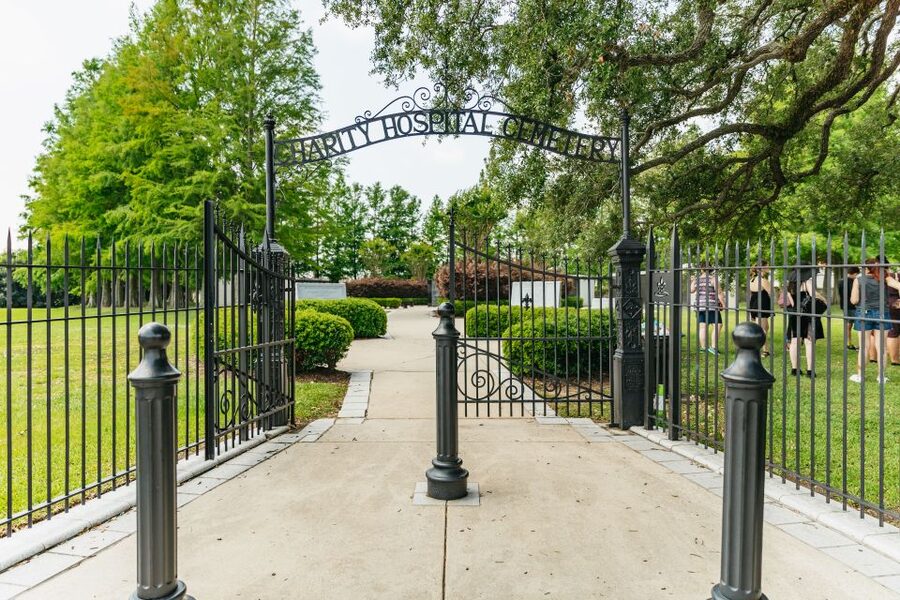 New Orleans: Cemetery Tour - Why New Orleans Builds Graves Above Ground (And What You Learn on This Tour)