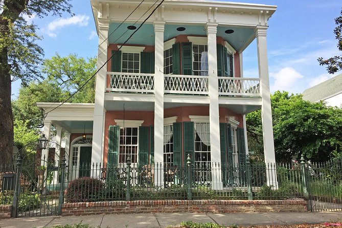 New Orleans City Tour: French Quarter, Garden District & Cemetery - French Market: local crafts and Creole flavors by the Mississippi River