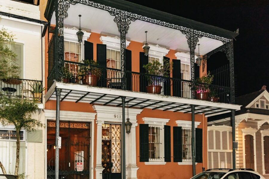 New Orleans: French Quarter Ghost Tour with Interior Visit - Pirates Alley: ending on a tight, creepy lane