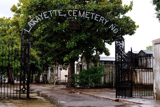 New Orleans: Garden District Tour - How the Garden District Book Shop Break Fits Your Day
