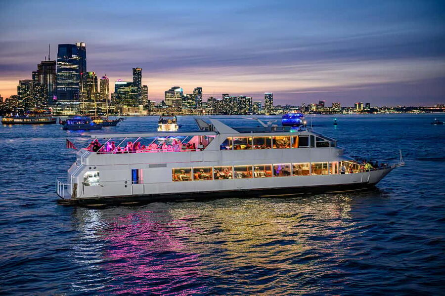 New York City: Gourmet Dinner Cruise with Live Music - Regular vs VIP: what actually changes