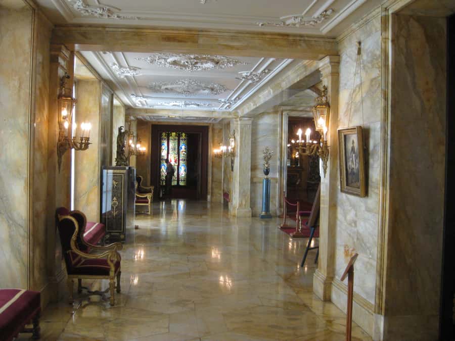 Newport: Newport Mansions Ticket - 1 or 2 Mansions - Inside The Breakers Mansion: rooms, style, and payoff