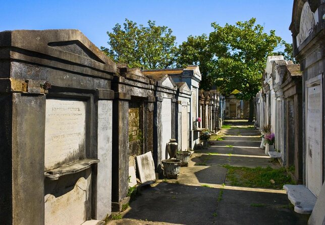 NOLA Garden District and Gates of Lafayette Cemetery Tour - Antebellum streets and the Creole vs American story on the walk