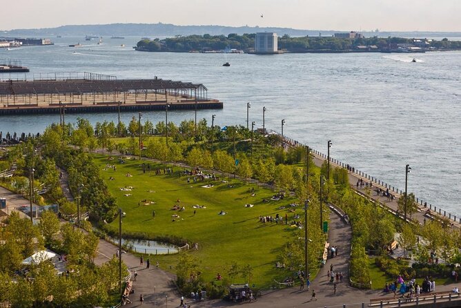NYC Bus Tour of Brooklyn, Bronx, Queens: Art, Food & Sports - Brooklyn’s Hasidic Jewish community and Williamsburg culture moments