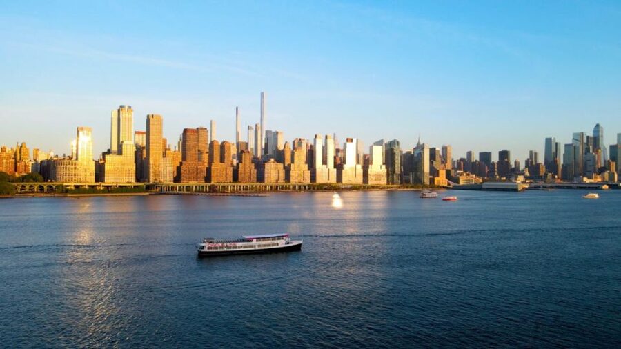 NYC: Circle Line 2h Harbor Lights Cruise Skip-The-Box-Office - Dumbo, Manhattan Bridge, and Williamsburg Bridge: three bridge thrills in one ride
