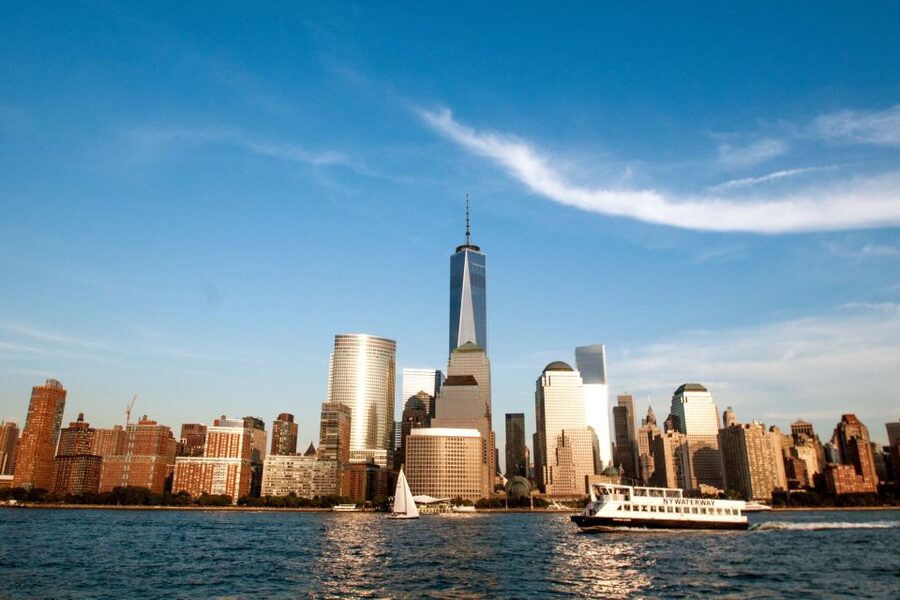 NYC: Circle Line "The Beast" Midtown/Downtown Speedboat Ride - Onboard Vibes: Live Narration, Music, and Crew Energy
