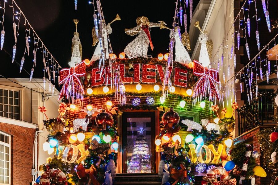 NYC: Dyker Heights Christmas Lights & Skyline View Bus Tour - The Dyker Heights guided walk: what you’re really paying for