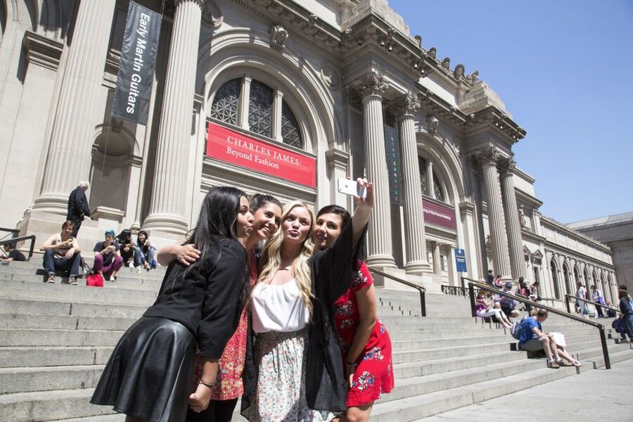 NYC: Gossip Girl Sites Bus Tour - Vera Wang boutique pass-by: fashion fans, take note