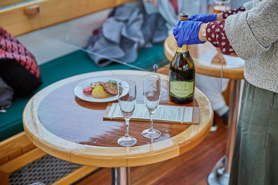 NYC: Holiday Yacht Cruise with Jazz, Cocoa & Carols - Jazz, carols, and the volume question