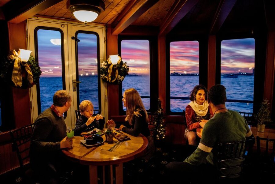 NYC: Holiday Yacht Cruise with Jazz, Cocoa & Carols - The boat choice: Yacht Manhattan vs Manhattan II