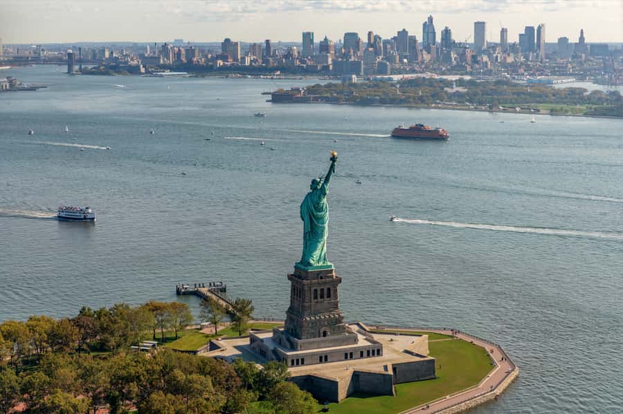 NYC: Manhattan Sightseeing Helicopter Tour - Skyline narration that turns landmarks into a running story