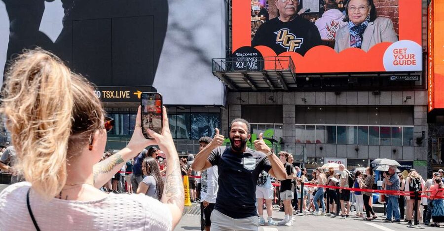NYC: See Yourself on a Times Square Billboard for 24 Hours - Group photo strategy: one ticket for all, or separate tickets per person
