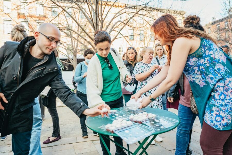 NYC: Sex and the City Hotspots Bus Tour (On Location Tours) - Steve and Aidan’s Bar Stop, and the Show’s Neighborhood Feeling