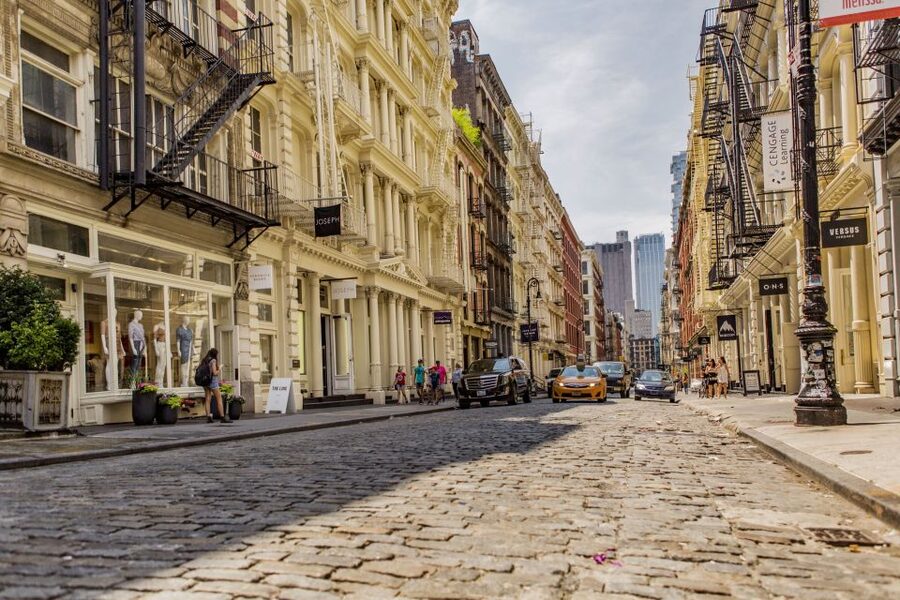 NYC: SoHo, Little Italy, and Chinatown Guided Tour - Chinatown dumplings at Mosco Street and the food-choice vibe