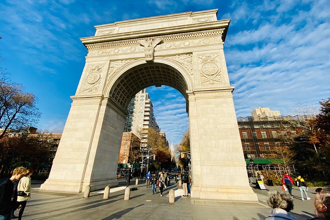 NYC TV & Movie Locations Bus Tour – Friends, Seinfeld & More - Meet the Actor Guide, Then Watch the City Match the Screen