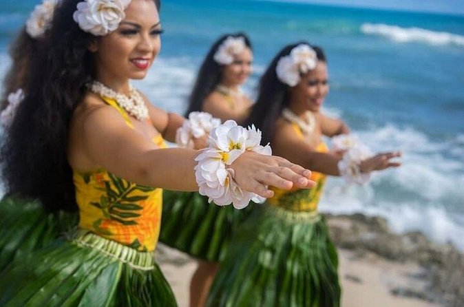 Oahu: Germaine's Luau - Outdoor Reality Check: Rain, Sand, and the Comfort Pieces