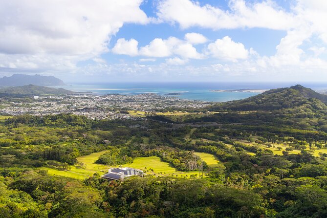 Oahu Grand Circle Island and Haleiwa Tour: 9-Hr Deluxe Experience - Tropical Farms Macadamia Nut Farm outlet: coffee, tasting, and a break