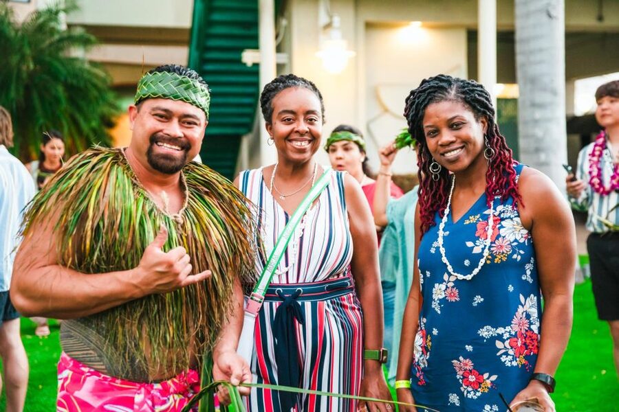 Oahu: Ka Moana Luau Dinner and Show at Aloha Tower - Drinks, Mai Tai upgrades, and how the bar is priced in practice