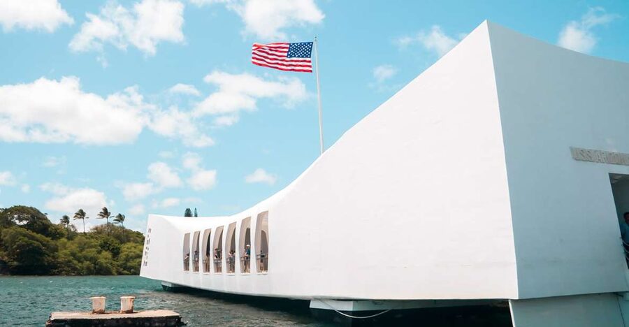 Oahu: Pearl Harbor, USS Arizona, and City Tour - From Waikiki pickup to an organized, early start