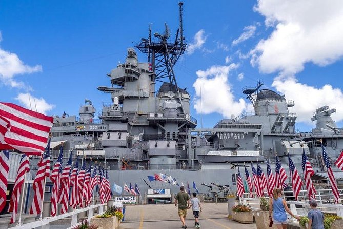 Oahu: Pearl Harbor USS Arizona Memorial & Battleship Missouri - Before you reach the memorials: film, briefing, and how context helps