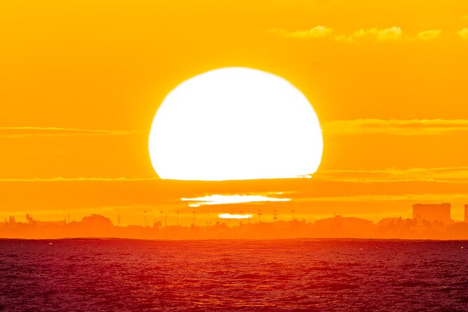 Oahu's Waikiki Coast: Moana’s Sunset Cocktail Sail - Sunset viewing in real weather: what to expect when skies change