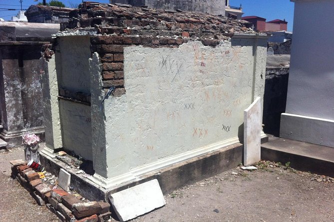 One Hour Saint Louis Cemetery Number One Walking Tour - Shoes, heat, and photo timing at the entrances