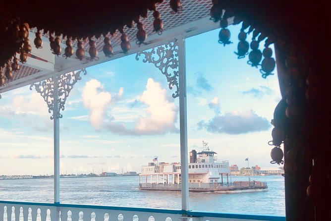 Paddlewheeler Creole Queen Historic Mississippi River Cruise - A Paddlewheeler That Puts New Orleans in the Right Perspective