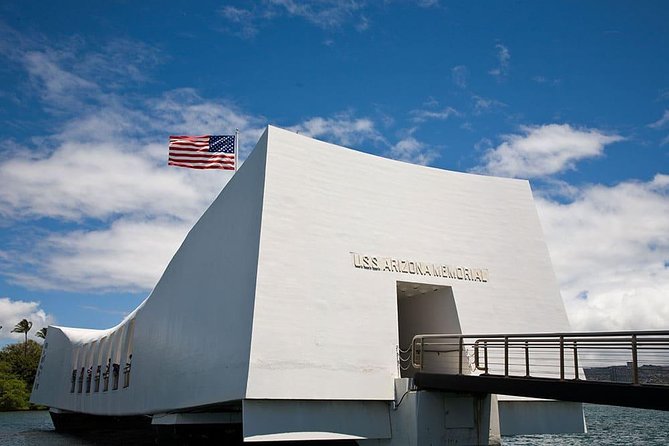 Pearl Harbor, National Memorial Cemetery and Honolulu City Tour - Pearl Harbor, then Honolulu, in a single day loop