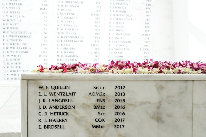 Pearl Harbor USS Arizona Memorial and Honolulu City Tour - How the van, guide, and group size shape your day
