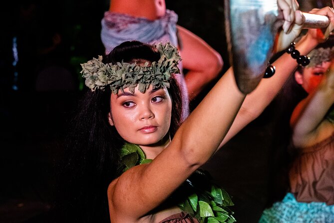 Queens Waikiki Luau with Dinner Buffet and Cultural Activities - The open-air mall setting: views, sightlines, and weather reality