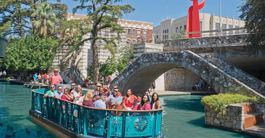 San Antonio: River Walk Cruise Ticket - Guides are the headline, not just the narration