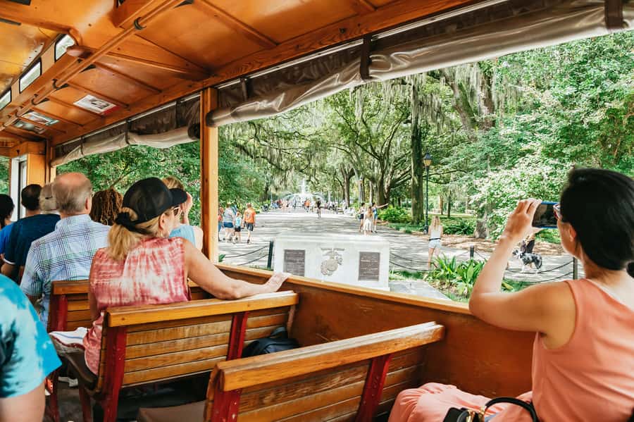 Savannah: Old Savannah Tours Historic Overview - How the driving adds to the experience in tight historic streets