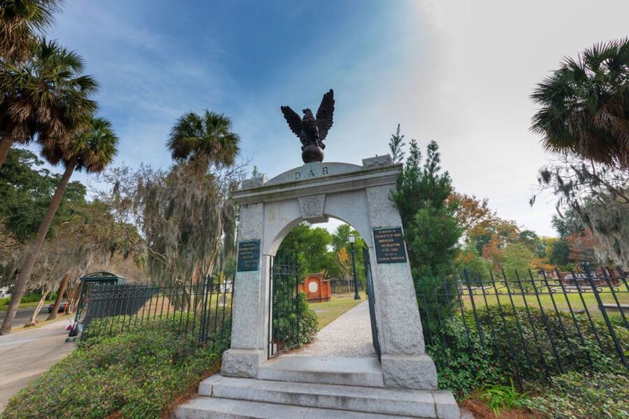 Savannah: "Savannah for Morons" Comedy Trolley Tour - The Forrest Gump selfie and Paula Deen trivia moments