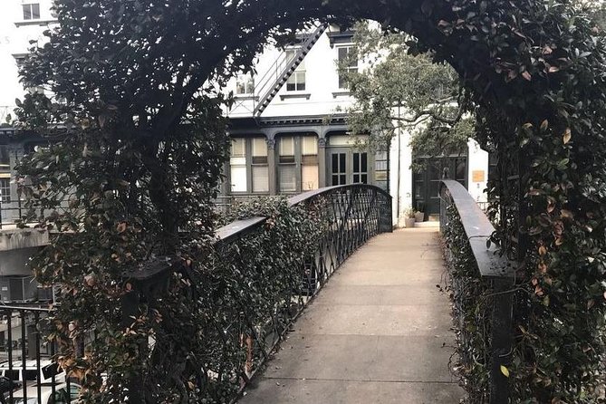Savannah Stroll: Guided Sightseeing & History Walking Tour of Savannah - How the guide ties it all together: port city strategy and war years