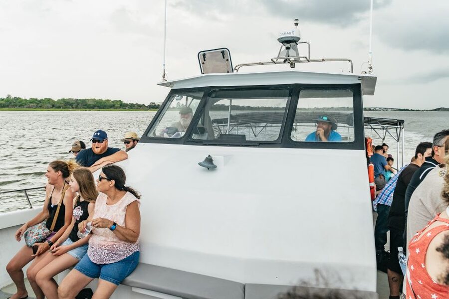 Savannah: Tybee Island Dolphin Tour - From Gray Line Pickup to Tybee Island: how the day starts