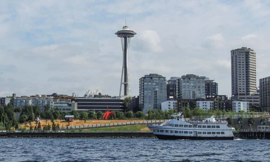 Seattle: Harbor Cruise with Local Guide - The live narration, from funny stories to clear audio