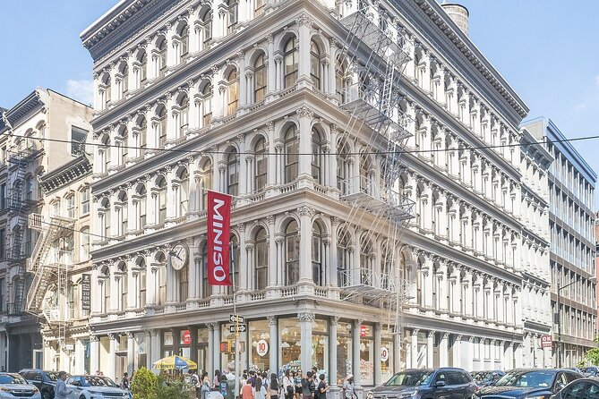 SoHo, Little Italy, and Chinatown NYC Guided Walking Tour - Brooklyn Bridge and courthouse passes: architecture plus real city function