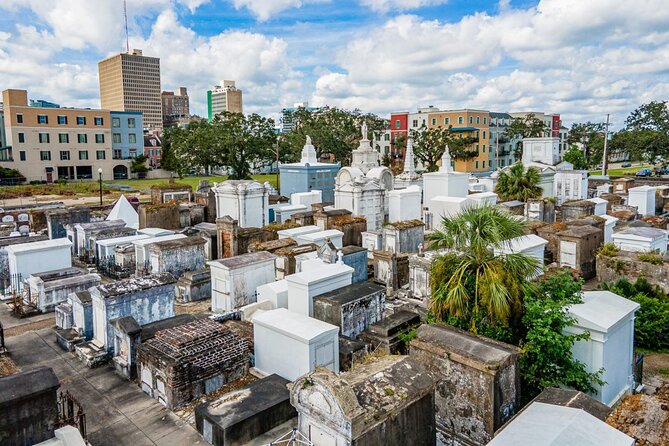 St. Louis Cemetery No. 1 Official Walking Tour - Group size, meeting rhythm, and why official tours feel smoother