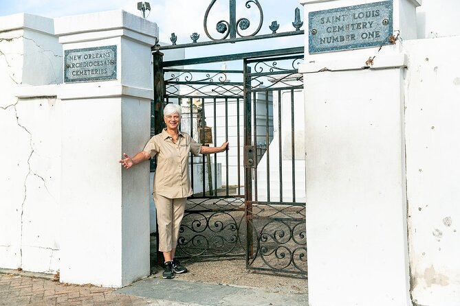 St. Louis Cemetery No. 1 Official Walking Tour - Entering the cemetery: what the guide helps you notice