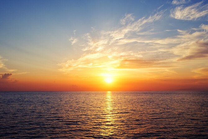 Sunset Dinner Cruise in Honolulu, Hawaii - What’s Onboard: Tiki Bar, Chef-Cooked Dinner, and Easy Evening Music